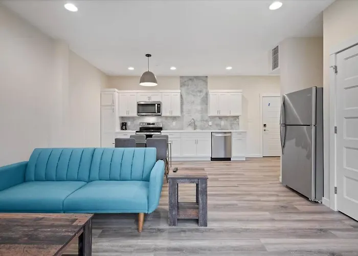 Spring At The Golden Goose Including King Bed, Parking, Security And Laundry