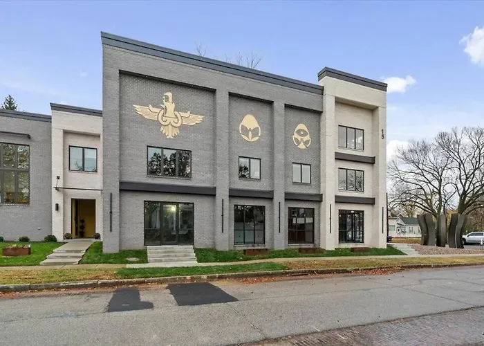 Spring At The Golden Goose Including King Bed, Parking, Security And Laundry
