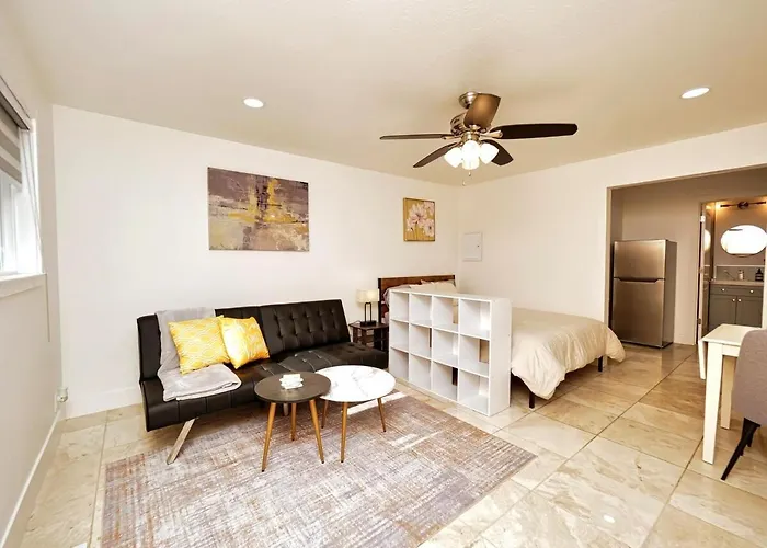 Molivu Homes Studio - Petfriendly - King Bed - W-D