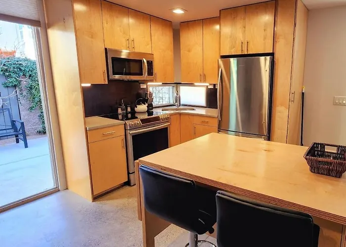 Intimate Townhome Sanctuary Dt