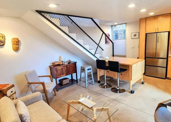 Elegant Townhome In Heart Of Down Town