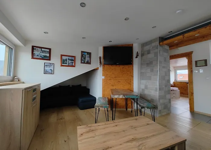 Komplette Dachwohnung mit Balkon und Bergblick