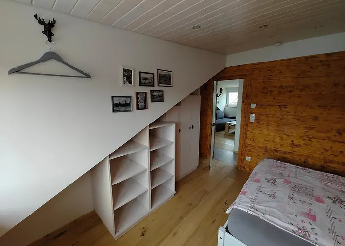 Komplette Dachwohnung mit Balkon und Bergblick
