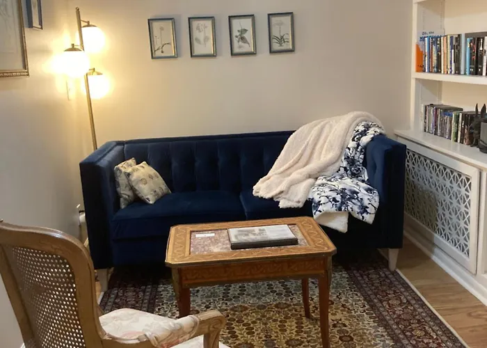 Pineapple House, Cozy Garden Apartment, City Center! Marble-Tiled Bathroom! Free Parking!