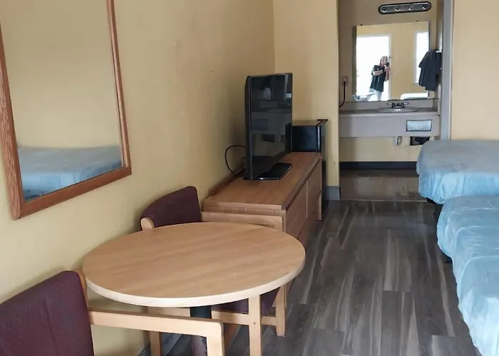 Gated 2 Double Beds Hotel Room 122