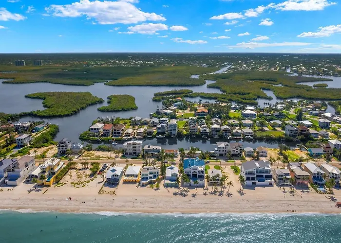 Beach Dayz, Walk To Beach, Restaurants, Boat Dock And More