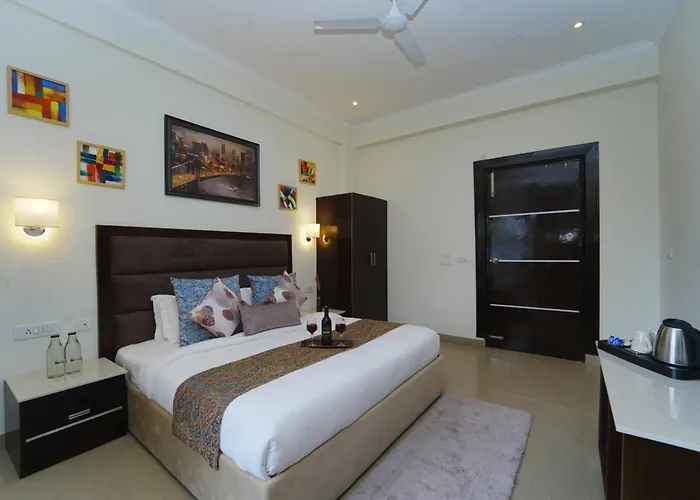 Hotel Kasauli View !! Balcony Rooms ! Terrace ! Restaurant ! Main Highway ! Garden !!