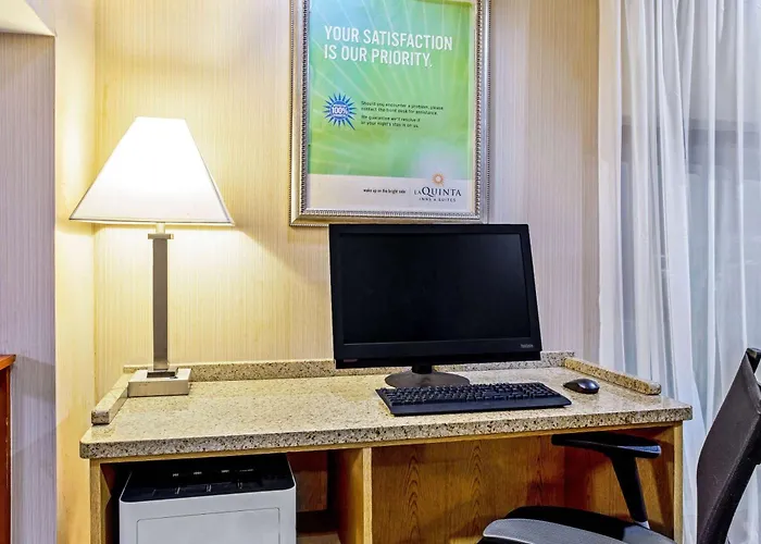 La Quinta By Wyndham Stamford / New York City