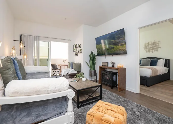 Hollywood Apartment Near Walk Of Fame