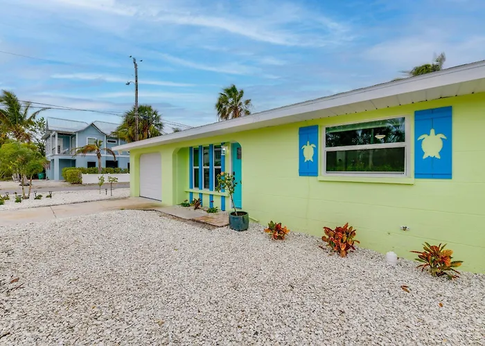 2 Blocks To Beach: Tropical Retreat In Anna Maria