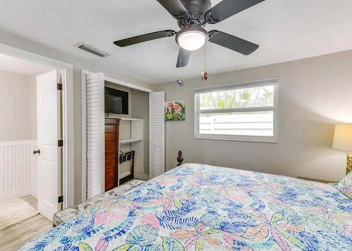 2 Blocks To Beach: Tropical Retreat In Anna Maria