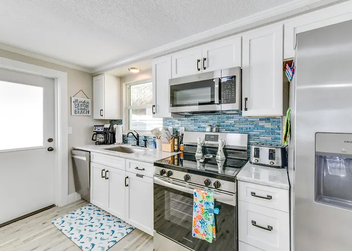 Fish, Swim & Unwind: Anna Maria Apt Steps To Beach