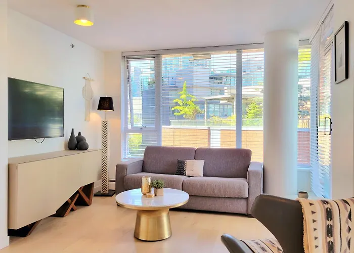 Beautiful 1 Bedroom In The Heart Of Downtown: Parking, Pool & Gym