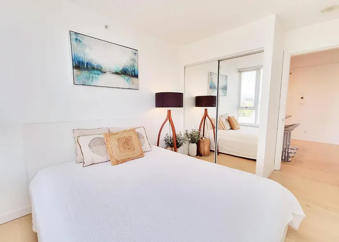 Beautiful 1 Bedroom In The Heart Of Downtown: Parking, Pool & Gym