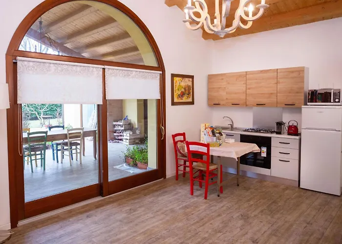 A Casa Di Jolanda, Indipendent House Near Historic Venice Center With Private Parking And Wide And Fenced Garden