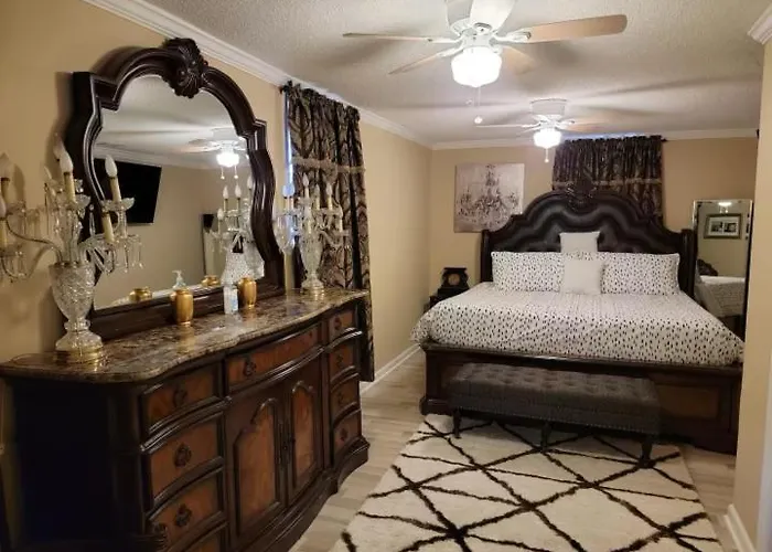Cozy Oak Street Luxury Stay