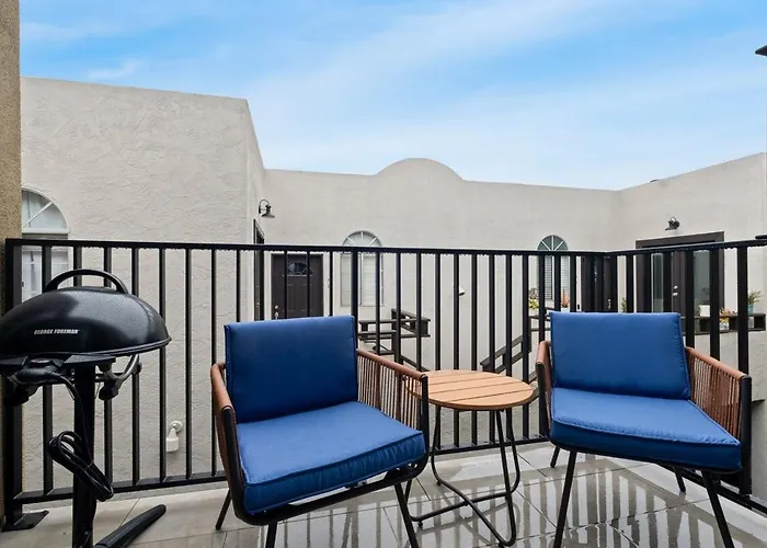 King Bed Evcharger Sleeps 8 Balcony Laundry