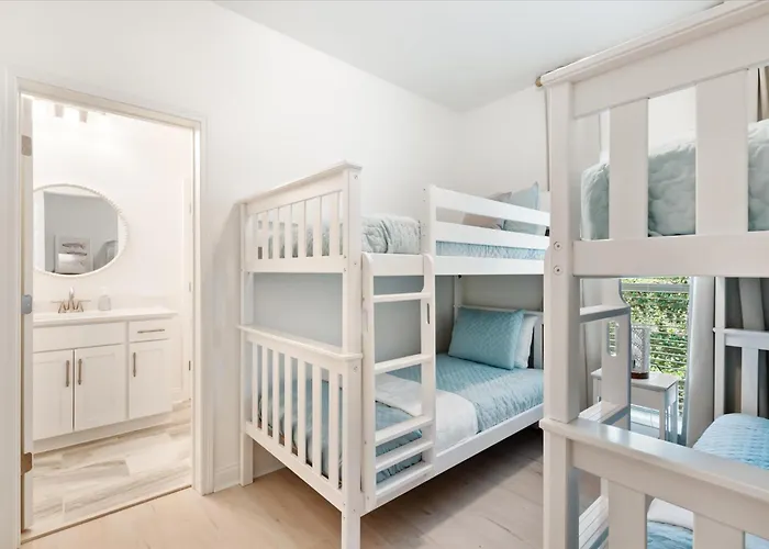 Brand New Luxury Rental On Oleander Unit E
