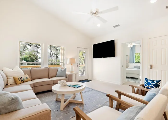 Brand New Luxury Rental On Oleander Unit E