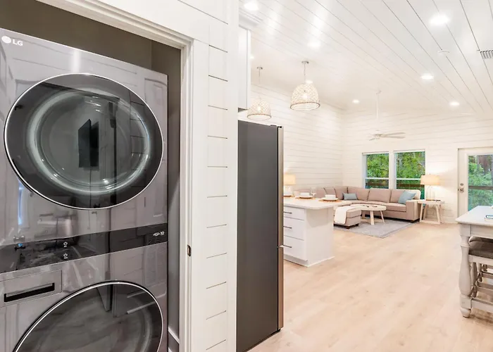 Brand New Luxury Rental On Oleander Unit D