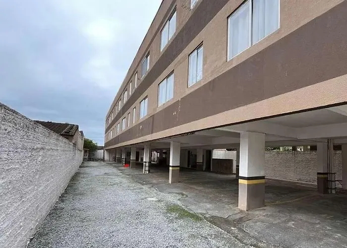 Apartamento perto do mar com garagem coberta em Praia de Leste