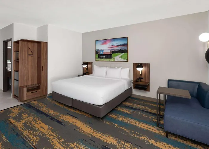 La Quinta Inn & Suites By Wyndham San Antonio At The Rim