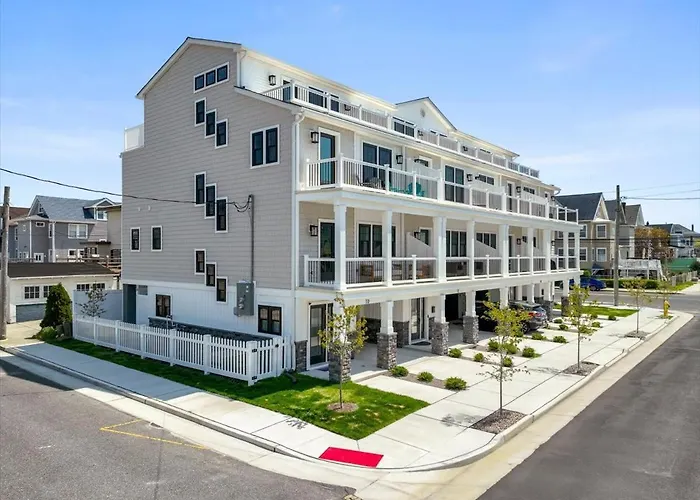 Spacious Newly Built Townhouse 2 Blocks To Beach