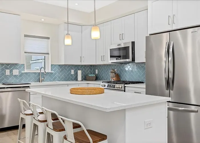Spacious Newly Built Townhouse 2 Blocks To Beach