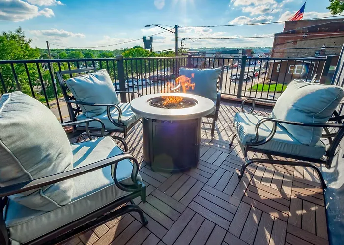 Full Kitchen Private Deck Lounge Downtown