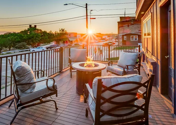 Full Kitchen Private Deck Lounge Downtown