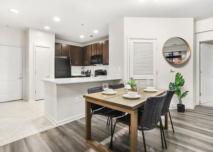 Spacious Comfort Near Downtown Hotspots