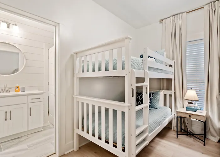 Brand New Luxury Rental On Oleander Unit A