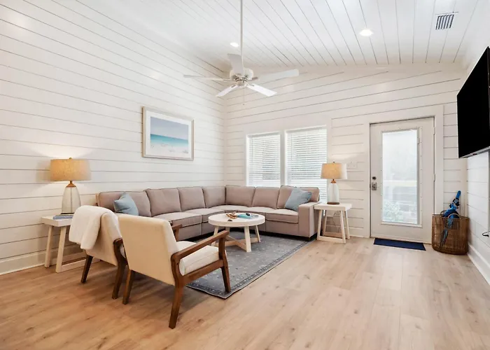 Brand New Luxury Rental On Oleander Unit A