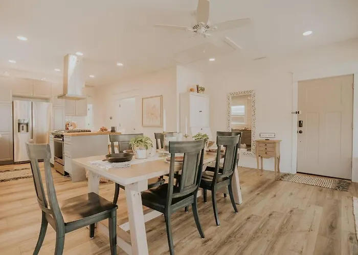 Coastal Elegance Close To Beach & Downtown