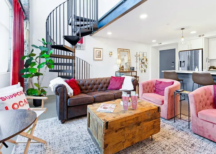 Theatre Retreat 2 Bedroom Loft - 1 Blk From Theatres