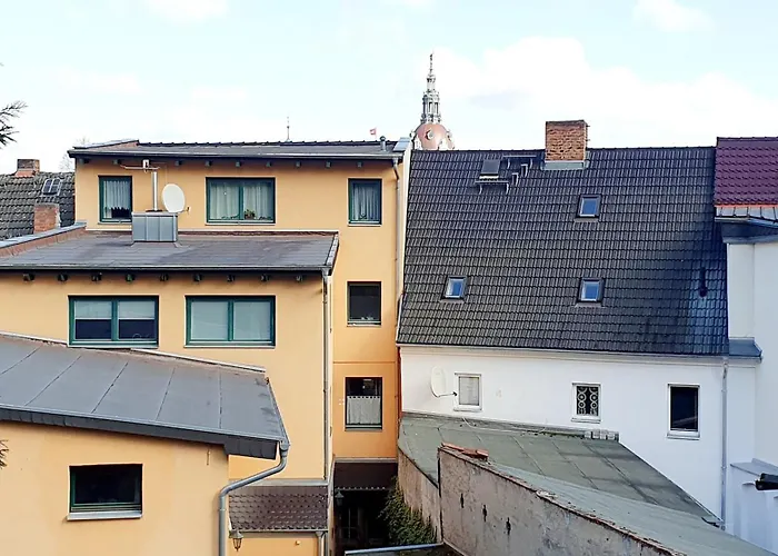 Ferienwohnung, Frühstück gegenüber,Parkplatz kostenlos zentrale ruhige Lage im Innenhof