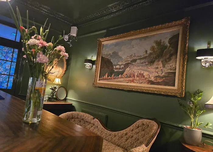 Queens Court Hotel