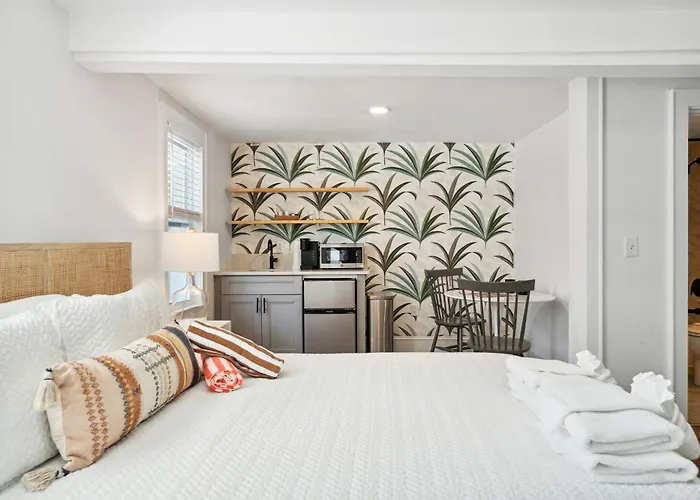 Folliday Inn - The Falls Flyer - Room 14