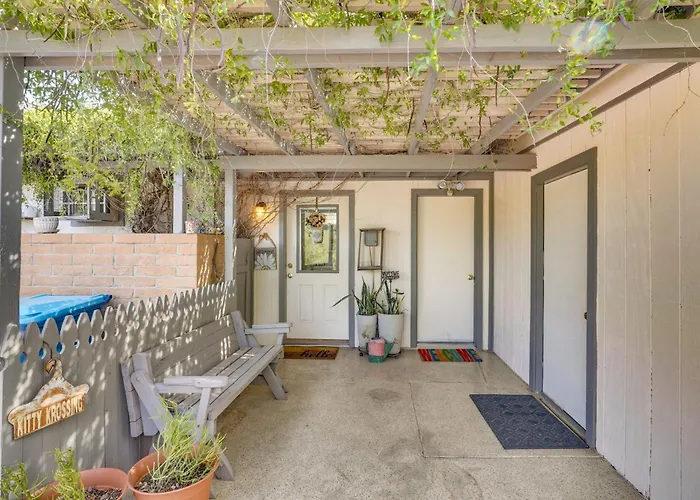 Walkable Studio W/ Patio In Tucson!