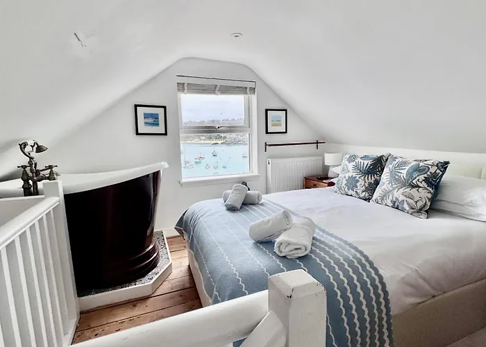 Smugglers Hide Cottage And Separate But Connecting Smugglers Cabin - - In A Beautifully Renovated Fishermans Cottage - - Harbour Views - - Beach Only 10 Metres - - Renovation Awards Winner - - Book Both For An Even Larger Property - - Book Today!!