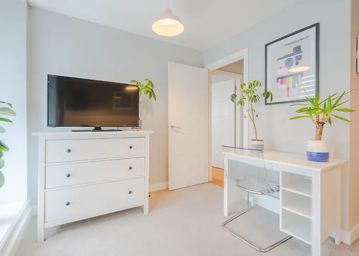 Stunning Bright Two Bedroom Apartment In Southbourne