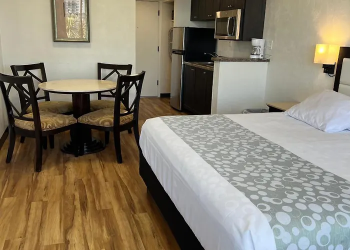 Flamingo Inn Beachfront - Daytona Beach