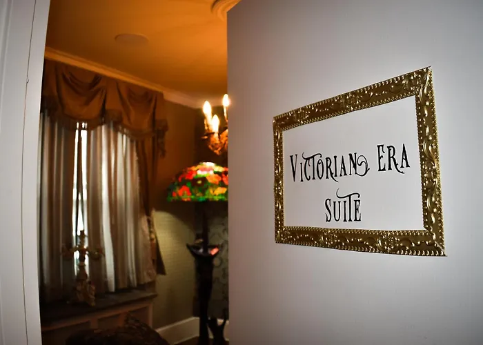 Chateau Connellsville Victorian Era Suite