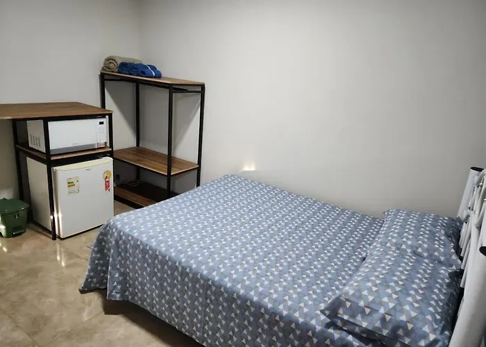 Quarto mobiliado em Lins