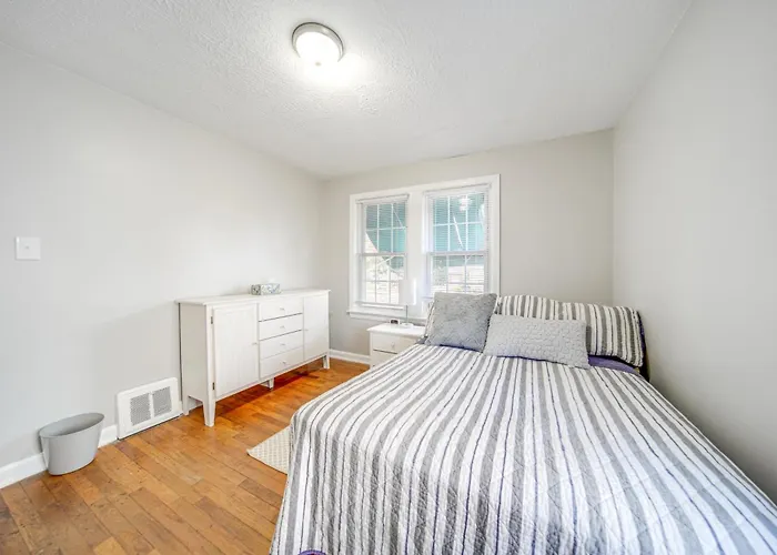Walk To Lake Erie & Beach Access: Home W/ Deck!