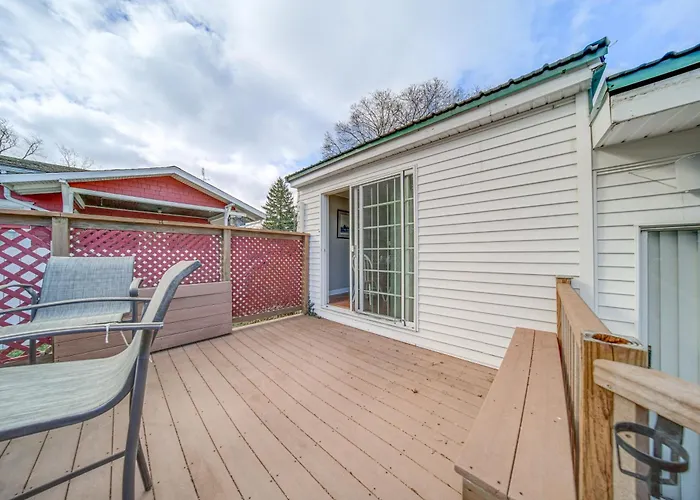Walk To Lake Erie & Beach Access: Home W/ Deck!