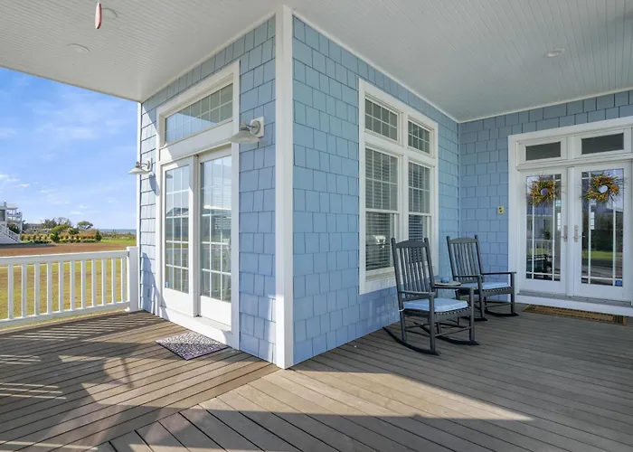 The Blue Pearl - Luxurious Beachfront Living With Community Pool!
