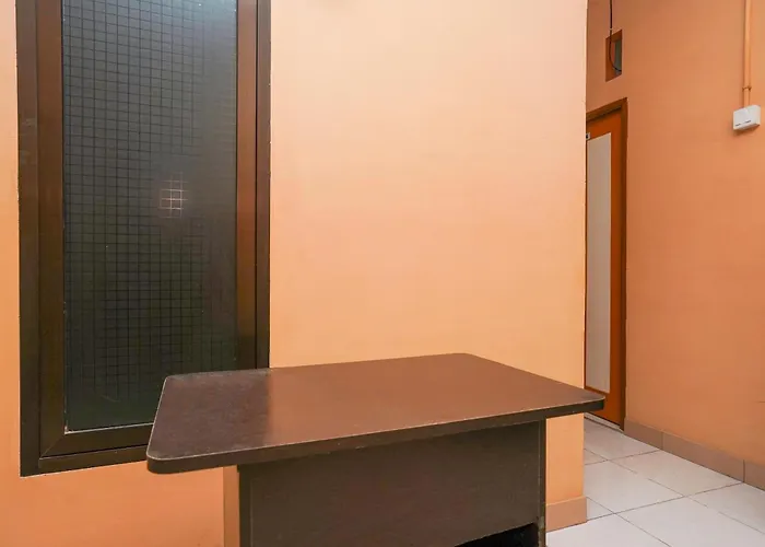 Oyo Life 2619 Kost Keluarga Cemara