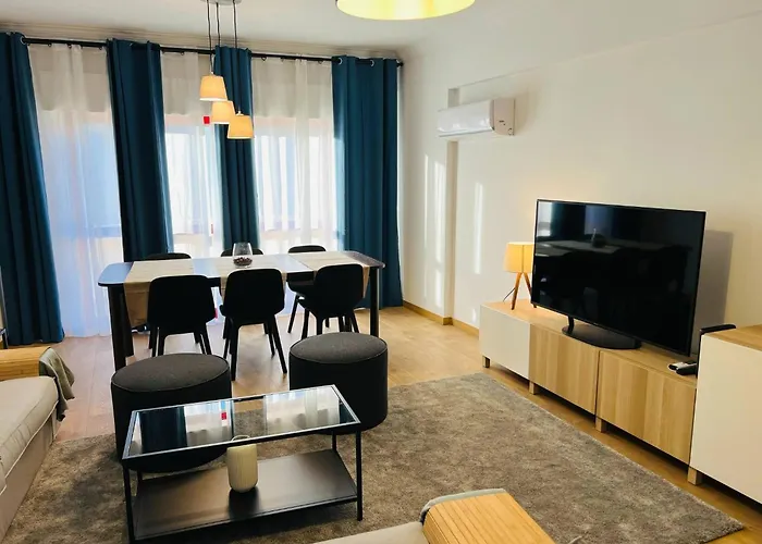 Beautiful Apartment - Family And Group Of Friends