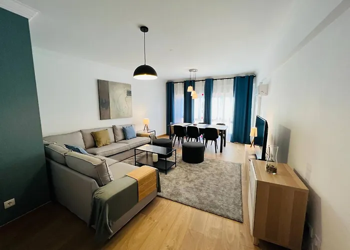 Beautiful Apartment - Family And Group Of Friends